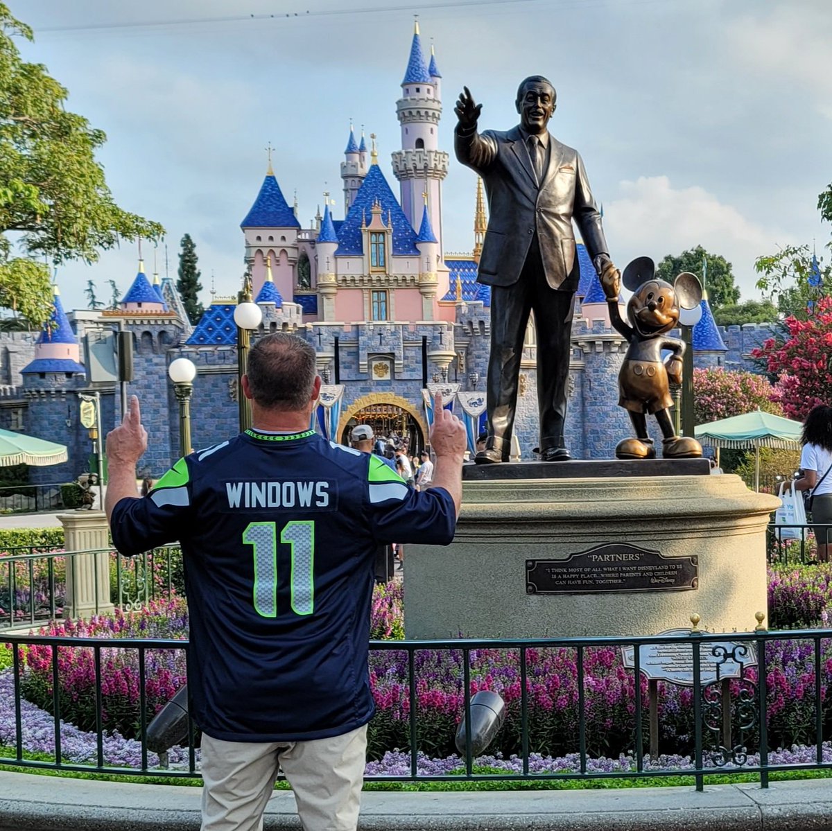 wibralo's tweet photo. #Windows11 reppin at the happiest place on earth @microsoft @windows  @windowsinsider https://t.co/VvDdouyKA0