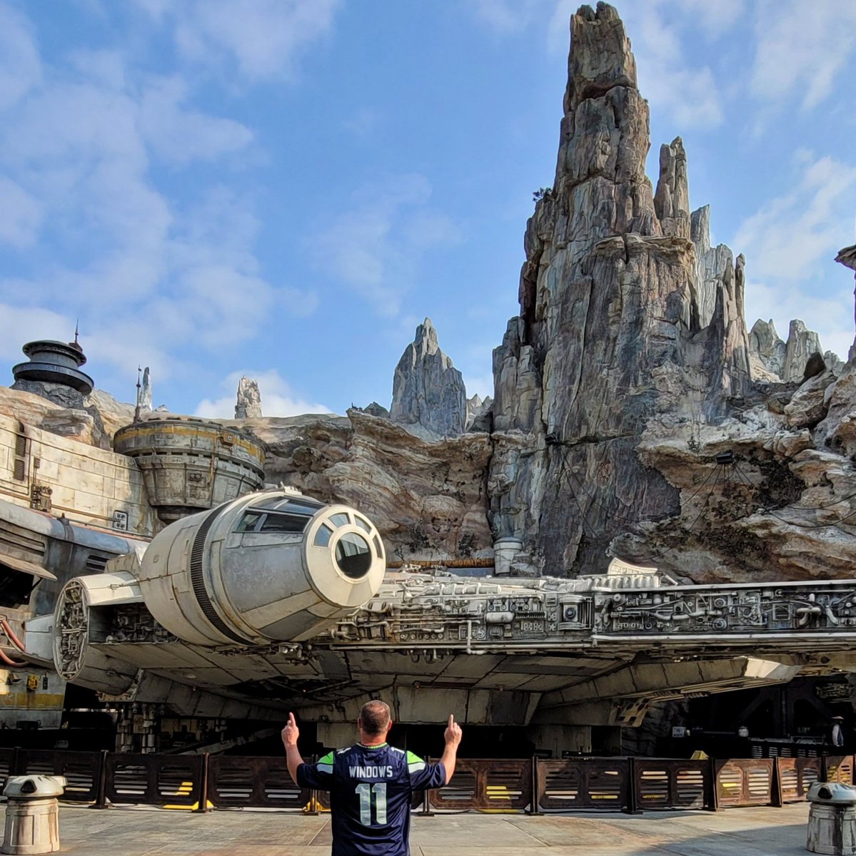wibralo's tweet photo. #Windows11 reppin at the happiest place on earth @microsoft @windows  @windowsinsider https://t.co/VvDdouyKA0