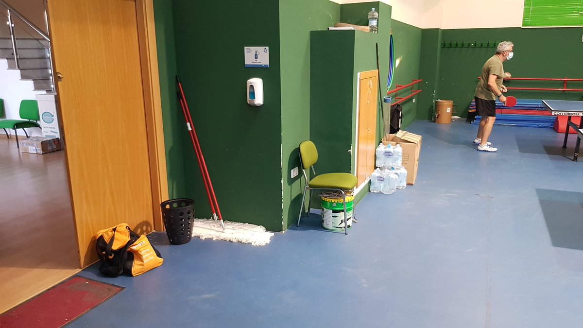 NeftaliGalvez's tweet photo. @aytoalbolote así tenemos que tener la sala de tenis de mesa. Llena de trastos, con poco espacio y sin nadie para abrirnos la puerta. Desde luego los que jugamos a este deporte somos la ultima mierda. #Verguenza https://t.co/LujZkc263z