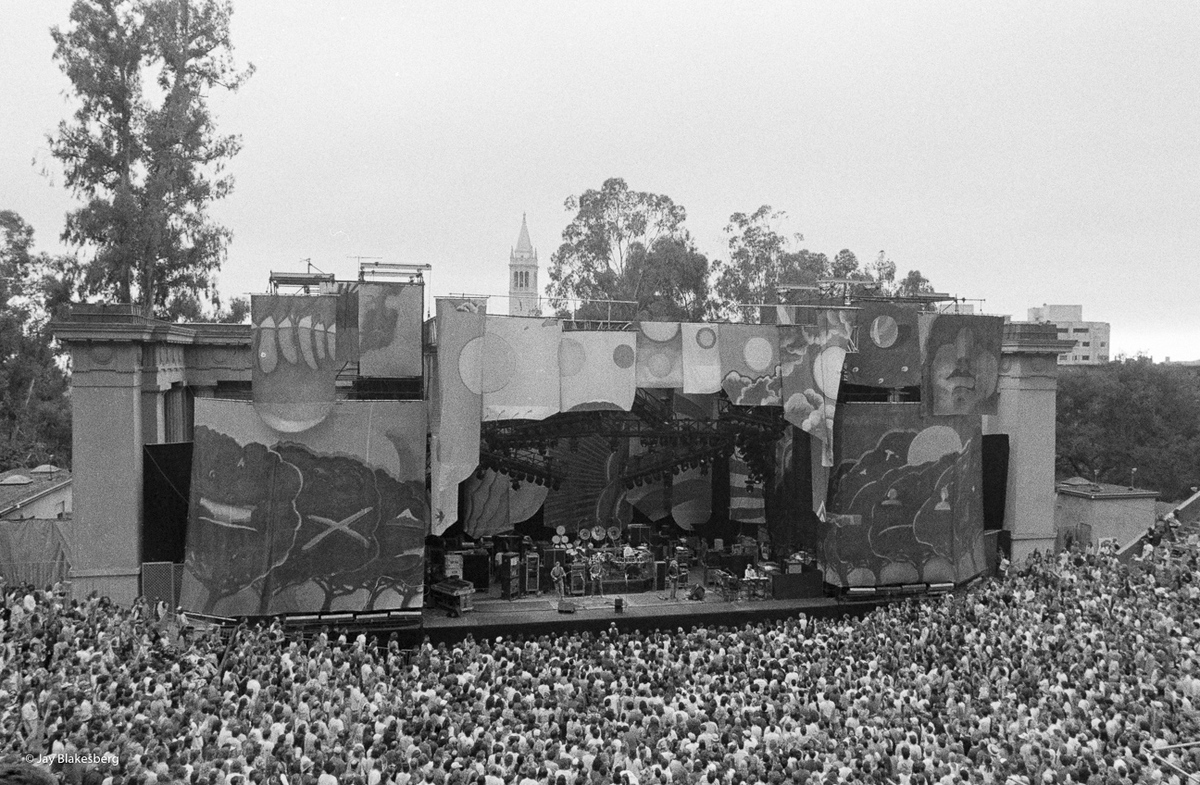 Good times were shared by all at <a href="/GreekBerkeley/">Greek Theatre at UC Berkeley</a> on this day in 1989. It was the <a href="/GratefulDead/">Grateful Dead</a>'s 29th and final show at the venue. Drop a comment if you made the show! 📸: <a href="/jayblakesberg/">Jay Blakesberg</a>