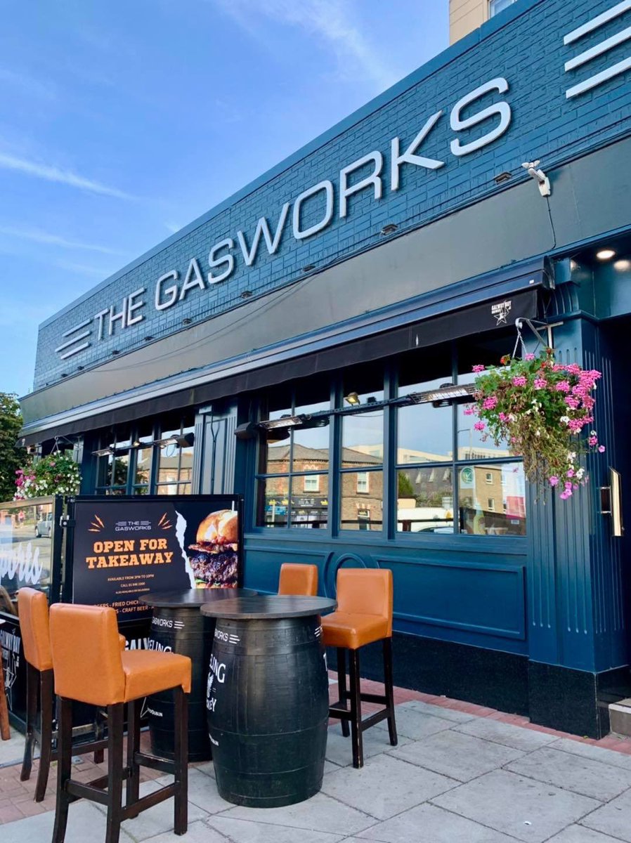 GasworksBarD4's tweet photo. Big weekend of sports coming up!! 
We’re doing our usual food menu including wings, pasta &amp; burgers 🍔 Enjoy our fantastic wine menu &amp; @galway_bay_brewery beers - seating available inside and outside 🍷🍻

Walk ins welcome! 

#dublin #burgers #gaa #gaafinal #dublin4 #gasworks https://t.co/I4RsZfRYS2