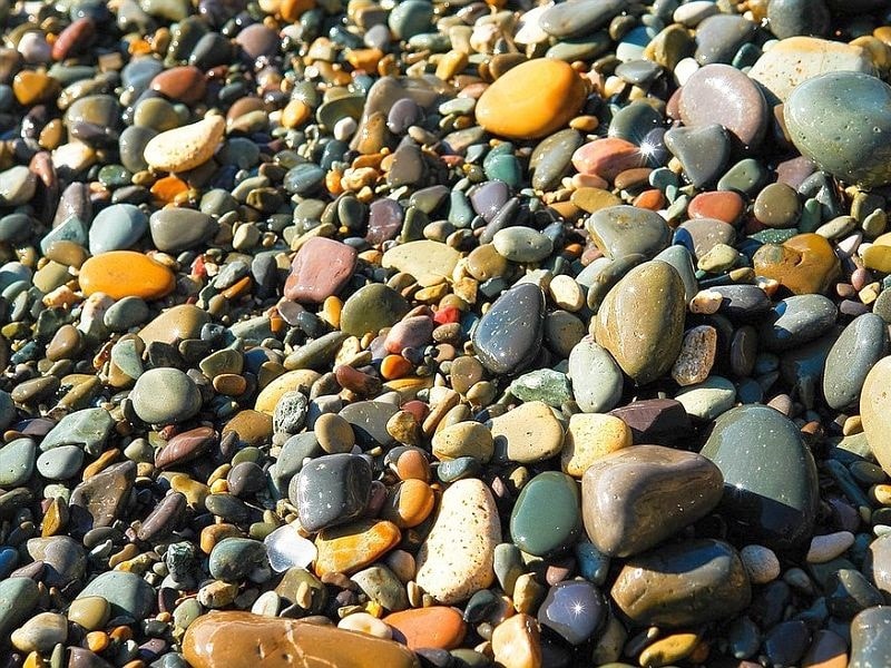 Галька крыма. Камни пляж Яшмовый Фиолент. Яшма с Яшмового пляжа Крым. Яшма камень на Яшмовом пляже. Яшмовый пляж Крым камни.
