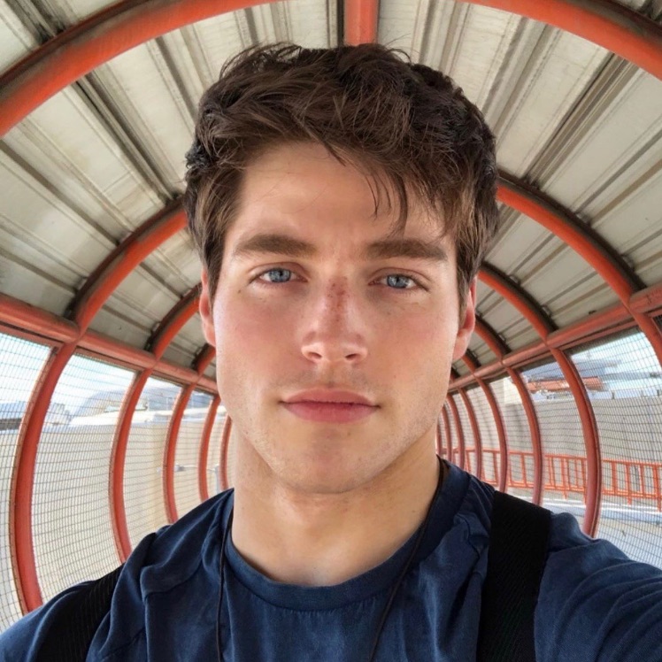 Curiosidade para o fandom recente de Eternals:

O ator que interpreta o Ikaris (Richard Madden) já namorou com Froy Gutierrez (Teen Wolf). Não sei se ainda namoram, mas achei uma informação super relevante