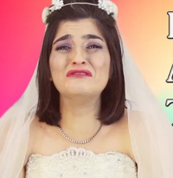 Asdor_ad's tweet photo. ÇOK üzür dilerim ama bu fotorağf görünce aklıma gözde/harika geldi sanki doruk harikaya düğün gününde asiye için onu birakip gitti 🤣🤣 çok güldüm ya #Kardeslerim #harikamanyasli #hardor https://t.co/uNZqqBD6hg