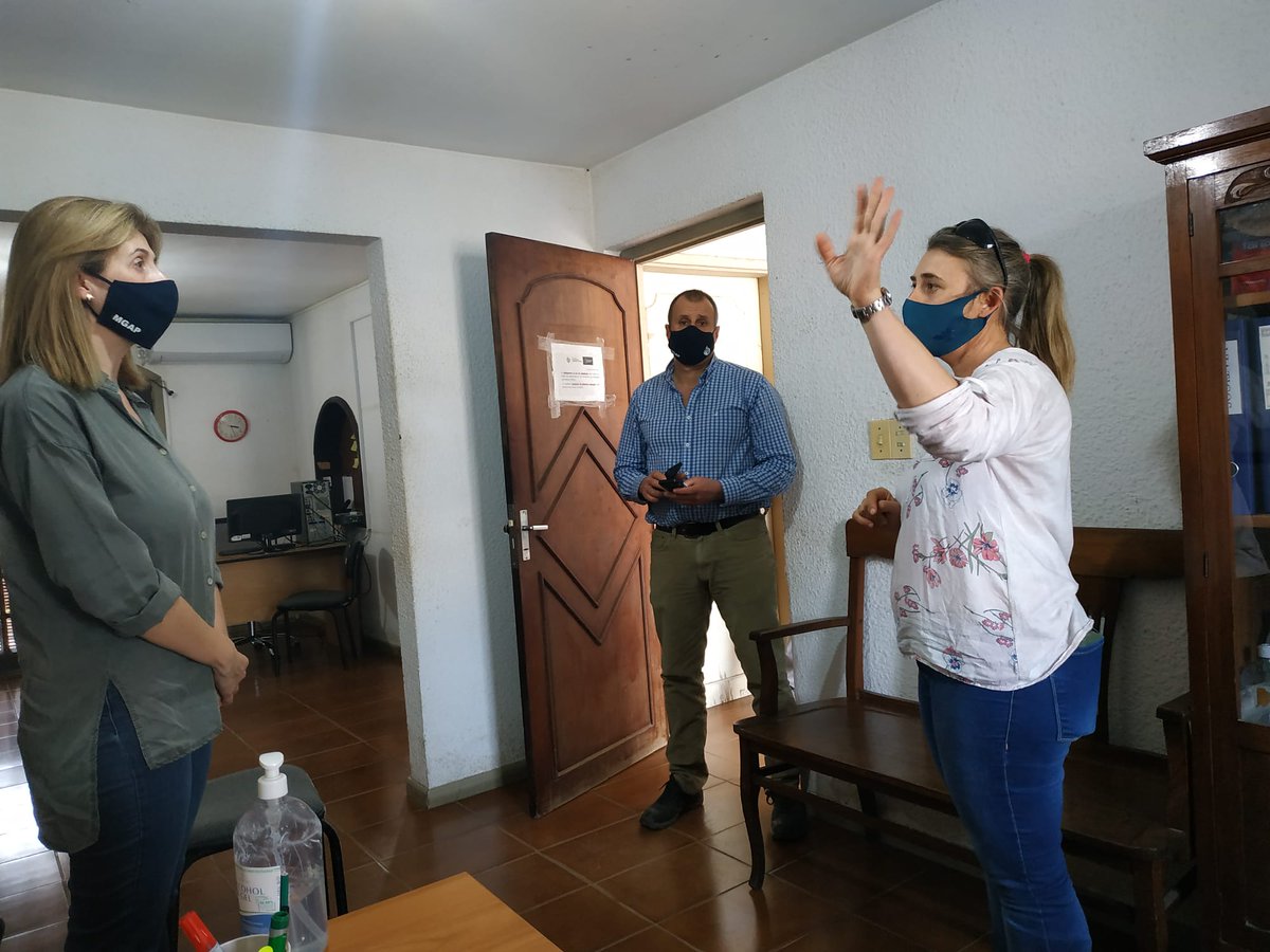 MGAPUruguay's tweet image. #AHORA la directora del @MGAPUruguay, @fmal37 junto al Gerente del #SIBAF, Andrés Salvo visitan las instalaciones del Ministerio en #BellaUnión