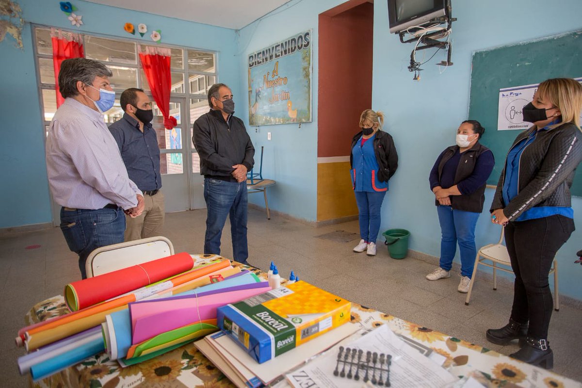 JuanAmadoFV_LR's tweet photo. En el jardín de #Portezuelo entregamos artículos de librería y constatamos el funcionamiento del equipamiento del programa #AprenderConectados que se obtuvo mediante el @PlanBelgrano tras la gestión que hicimos con @JulioMartinezLR. https://t.co/05gjWnRZwa