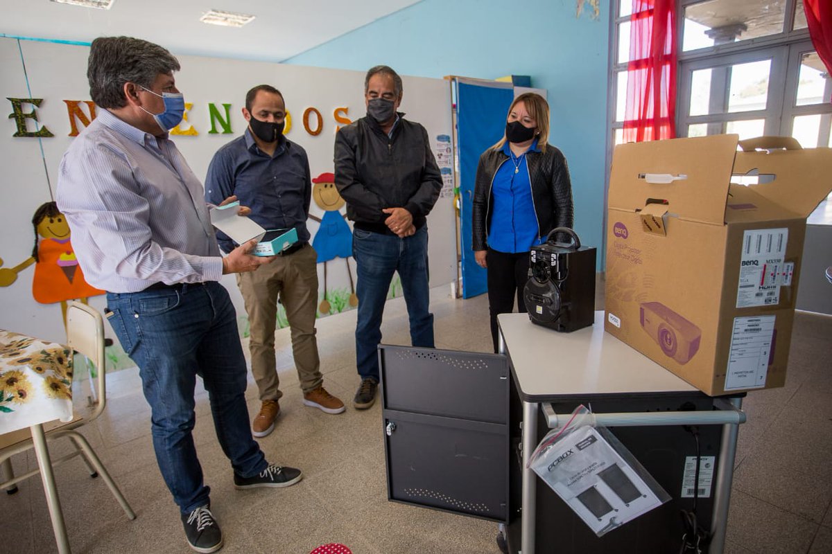 JuanAmadoFV_LR's tweet photo. En el jardín de #Portezuelo entregamos artículos de librería y constatamos el funcionamiento del equipamiento del programa #AprenderConectados que se obtuvo mediante el @PlanBelgrano tras la gestión que hicimos con @JulioMartinezLR. https://t.co/05gjWnRZwa