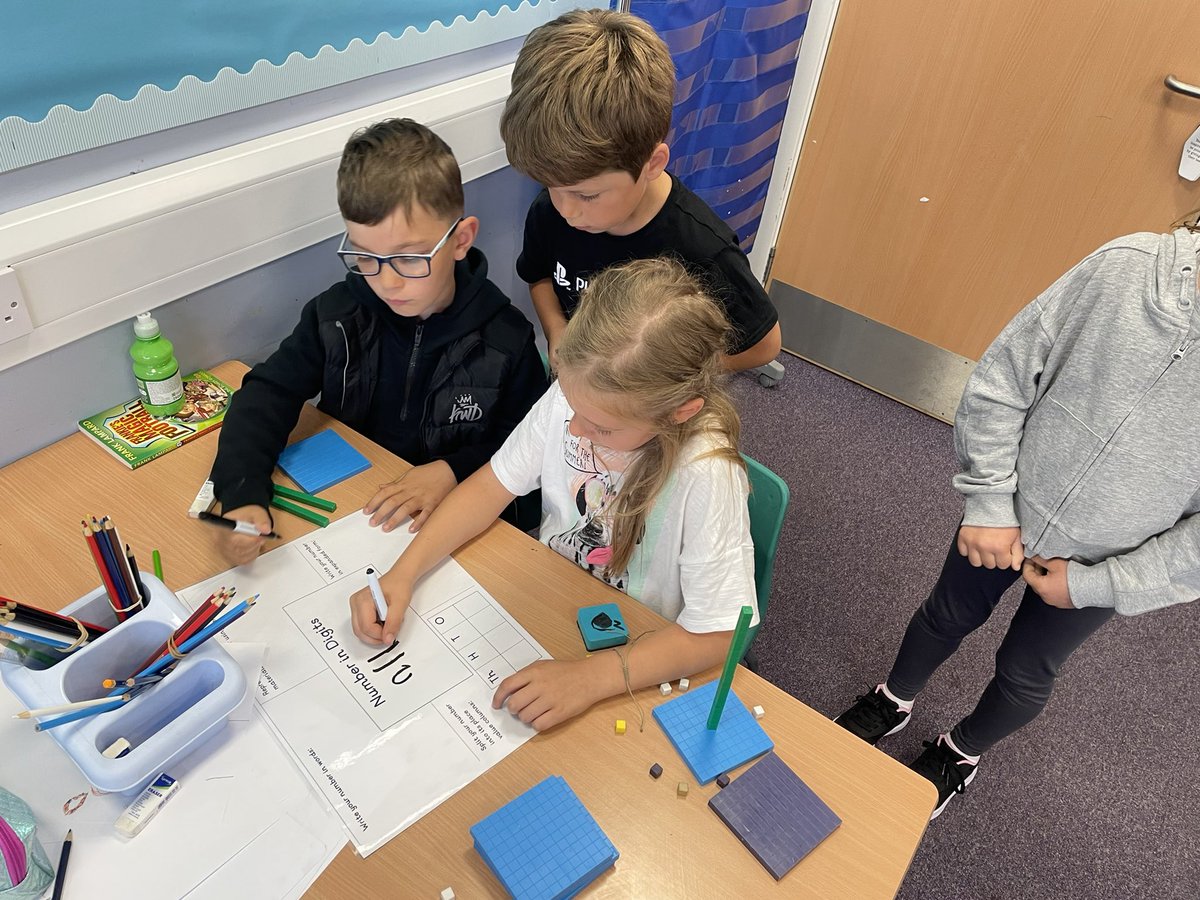 StClements_P5's tweet photo. P3 were learning about place value today using think boards. #dundeelearning https://t.co/HZvUwZpdjQ