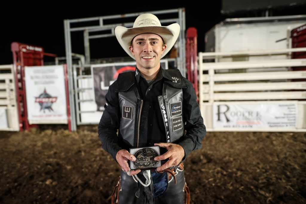 Sight to see last night in Coronation, Alberta. Hometown man Tanner Eno earned his first PBR victory in a pretty neat way. 

Watch out for this guy! 

MORE >> everything-cowboy.com/featured-post/…
