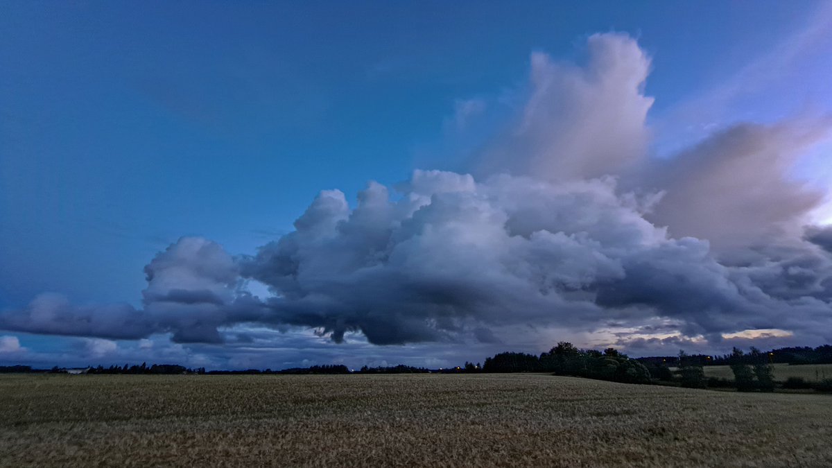 Kuuropilviä iltataivaalla