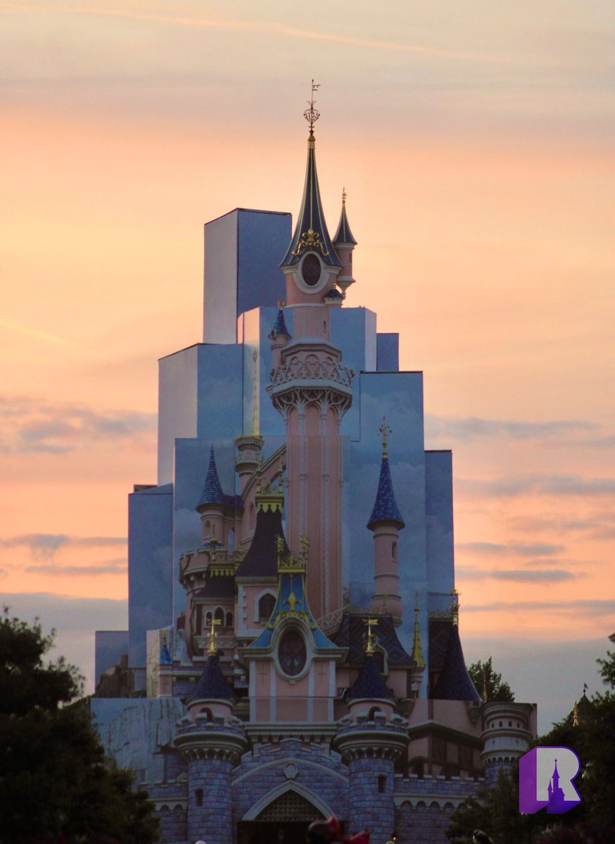 DLP Report on X: And the Disneyland Paris 25th Anniversary overlay, also  projected on Sleeping Beauty Castle!  / X