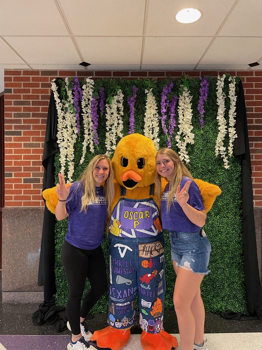 We 💜 <a href="/TarletonPrez/">Dr. James Hurley</a> and Oscar P 🐤

Gorgeous afternoon for our first day of classes ☀️

#TexanNation x #BleedPurple