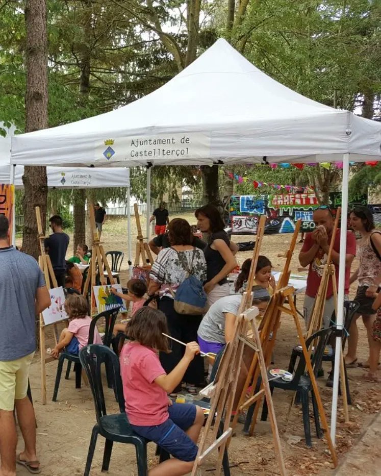 FmCastell's tweet photo. 🎨 UN MÓN D'ART 🖌️

Diumenge 22 de 10 a 13 h fes sortir el teu artista interior als Jardins de Cal Recader:

• Grafiti
• Fang
• Pinta el teu test
• Pinta la teva màscara
• Embruta't
• Decora el teu rellotge
• Pinta la teva màscara
• Samarreta tie dye
• Lliure i papirs https://t.co/xutxJ4PVgj