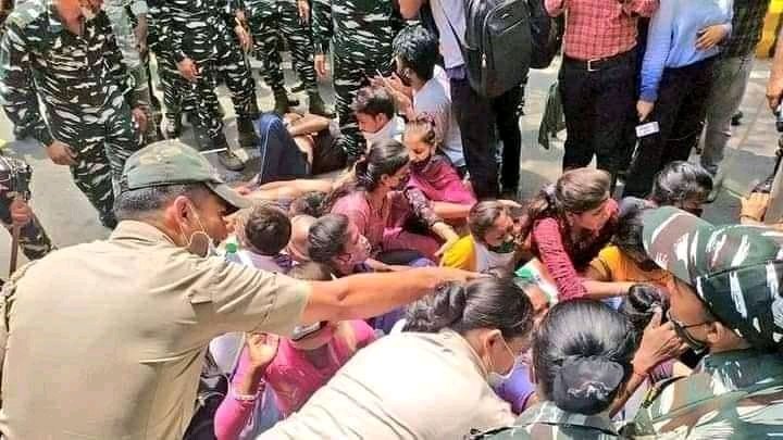 jays_india2024's tweet photo. नोकरी का ठिकाना नहीं,
शिवराज हमारा मामा नही @JAYS_org
@ChouhanShivraj @VishnuBarelaji @manojshah_uikey @MPStudentsUnity @MPYuvaShakti @MPYBSANGH0522 @mpstudentclub @MpStudentsUnion @mptetREWA @GopalPr04669526 @SadhnaShivraj @Chauhanacademy @anandrai177 @KannojMahendra https://t.co/dkDldPC7ks