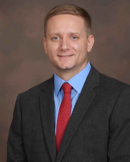 KUPulmCC's tweet photo. Fellow Bio #ThirdYearThursday: Kaleb Veit, DO (Twitter-less 🤨)
🌎Hometown: Morrison, OK 🤠
(Dr. Veit clarifies that he wears cowboy boots, but no cowboy hat)

👫Husband and father 👶 extraordinaire

⛪Devoted Catholic

🃏Dad joke expert https://t.co/NhexDu6GWC