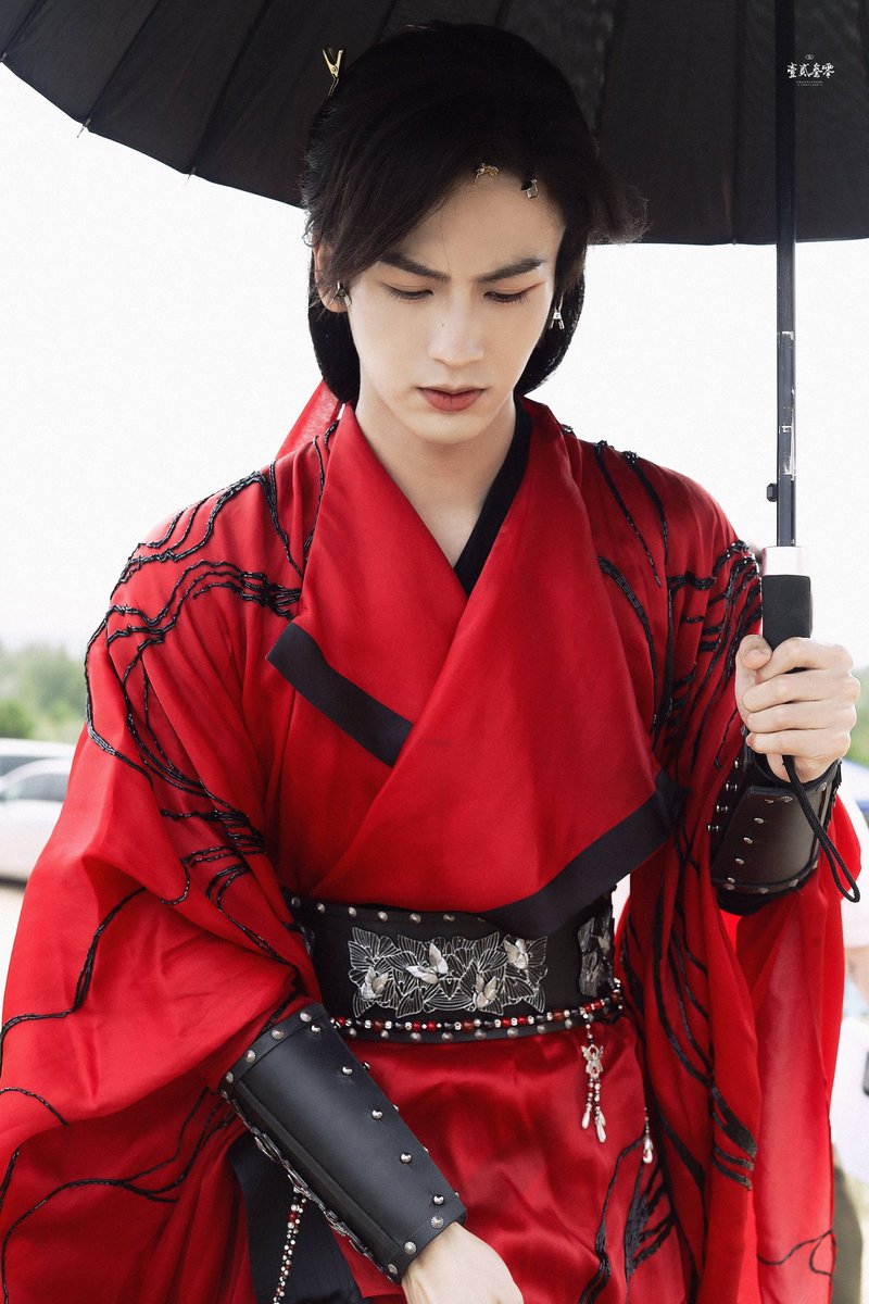 fireonyiling's tweet photo. I mean il trucco la veste è tutto così on point scusatemi ho solo un Hua Cheng nell'occhio #TGCFLiveAction https://t.co/avhHSX9kPa