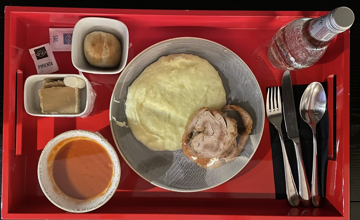 Día 3 en la #carceldeparis . Cena.Casi tuve un momento Ratatouille con la sopa de tomate.Buena.El puré de papas sedoso apoyaba bien la roulade de pavo,que aún estando bien aliñada definitivamente estaba sobrecocida. No me apetecía el postre así que no eché de menos la cucharilla