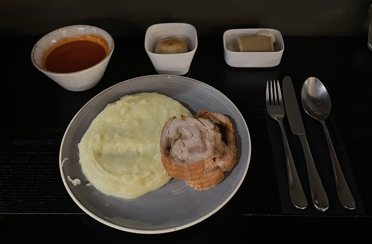 1morewine's tweet photo. Día 3 en la #carceldeparis . Cena.Casi tuve un momento Ratatouille con la sopa de tomate.Buena.El puré de papas sedoso apoyaba bien la roulade de pavo,que aún estando bien aliñada definitivamente estaba sobrecocida. No me apetecía el postre así que no eché de menos la cucharilla https://t.co/fneMZLYolz