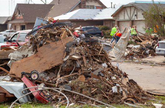 Damage public. Hurricane damage. Storm damage. Property damage. Дом со сломанной крышей.