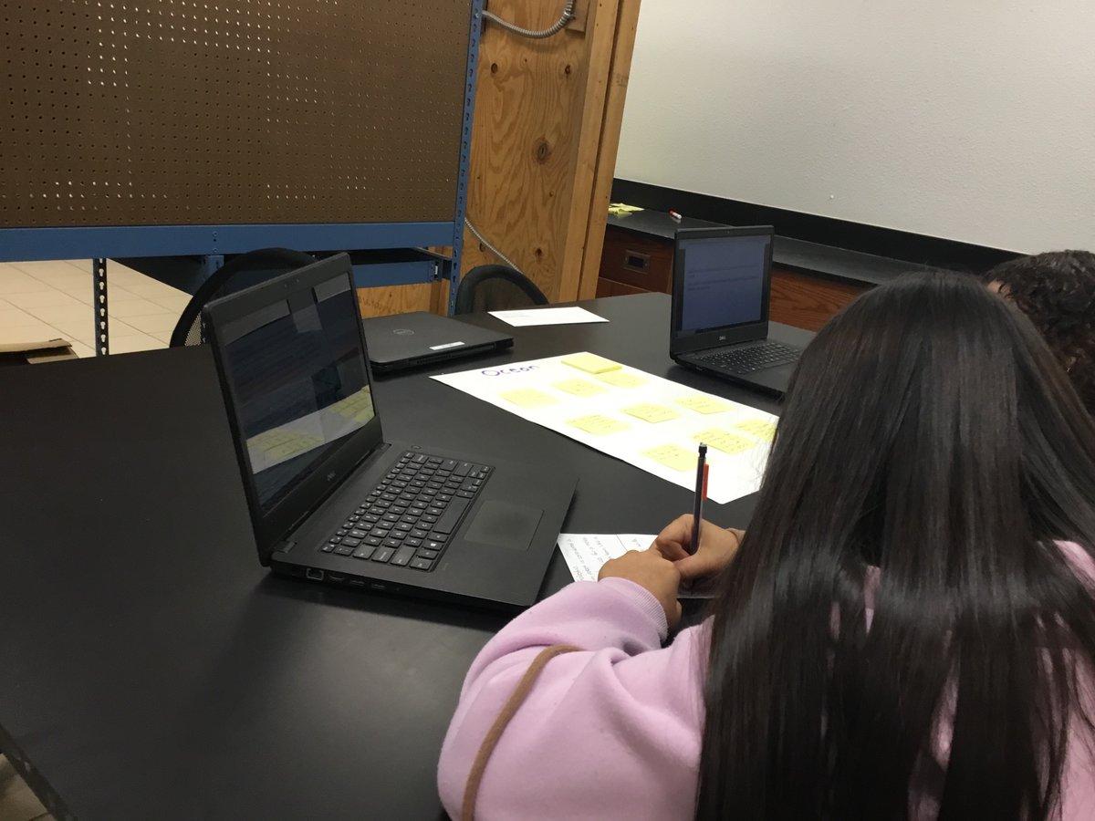 MrsVPulido's tweet photo. Exploring how robotic arms are used in the ocean, space, our homes, military, and hospitals. Gallery walks included videos, big facts & conversations. 🤖🗣👥👾#rm507 #sehsthebest #sanelination #CTEstrong https://t.co/0ehYOjzQyG