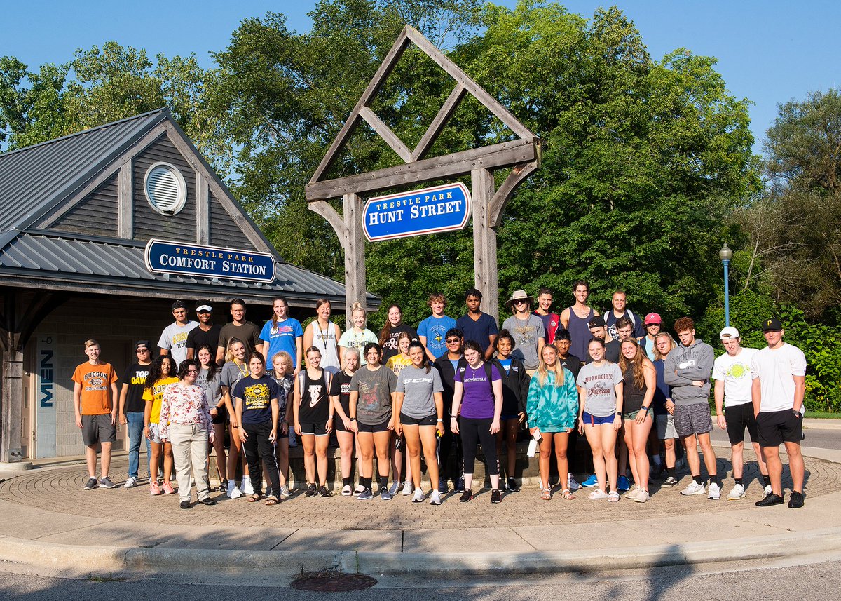 AdrianCollege's tweet photo. Our freshmen class volunteering at different locations throughout the community today!
#GDTBAB #AdrianCollege #ACWelcomeWeek https://t.co/AtobCqT7s2