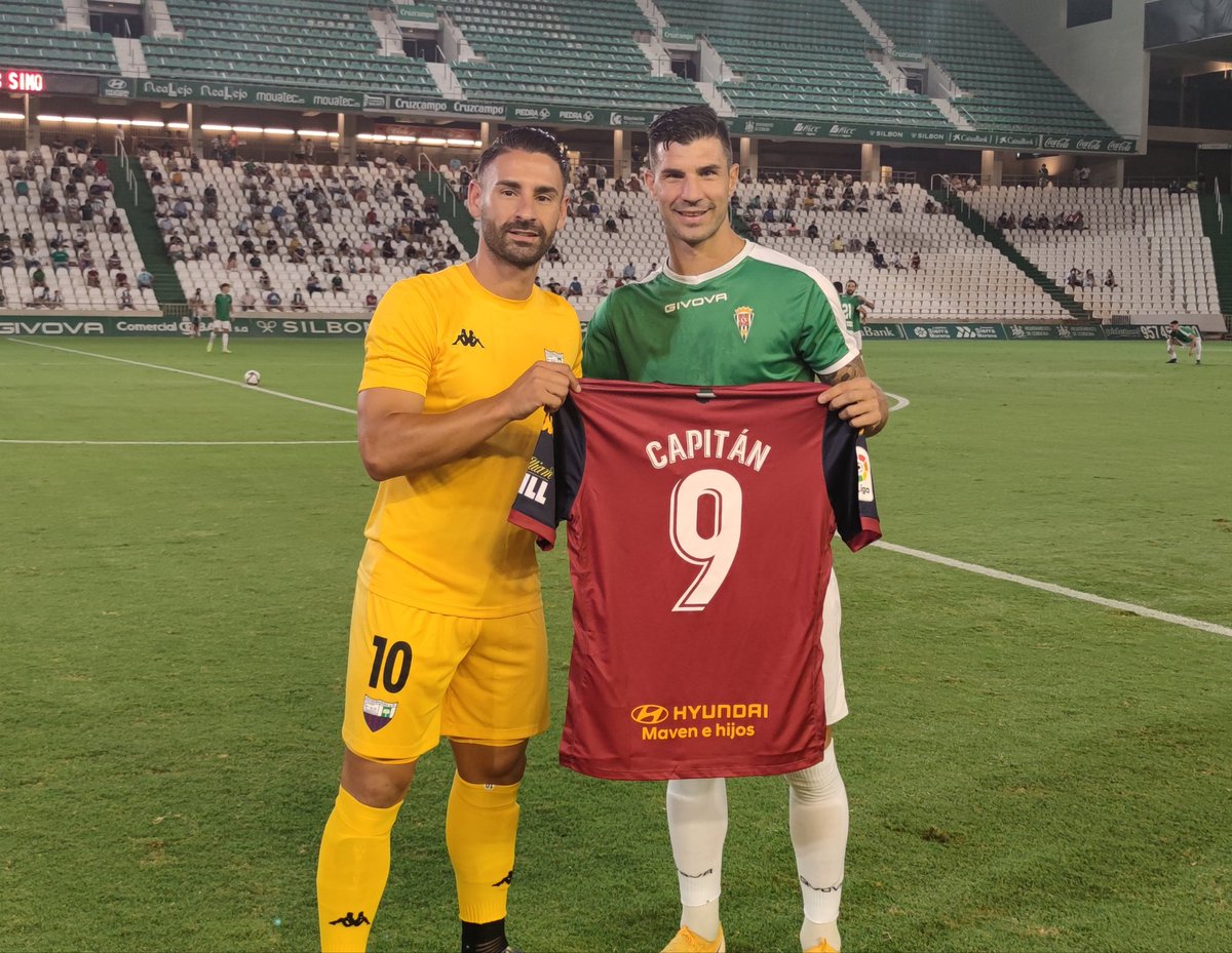 El capitán <a href="/kikemarquez_10/">Kike Márquez 🚜 7️⃣</a> hace entrega de una camiseta al "eterno capitán" <a href="/willyledesma11/">WILLY LEDESMA 🪓</a> , máximo goleador histórico del equipo.
💙❤️SIEMPRE EN NUESTRO CORAZÓN💙❤️
Suerte en la temporada, "capi".