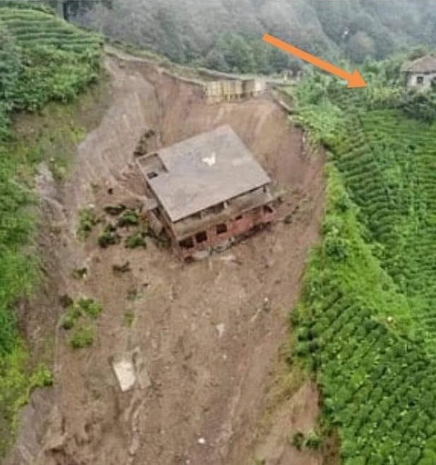 Sevgili takipçiler;

Ek’te ok ile gösterilen yapı, bir ailenin yıllar evveli yapılan dede evleri, yıkılan yapı ise aynı ailenin yakın tarihte yaptıkları ve faal olarak kullandıkları evleri.  

Peki eski yapının ayakta kalmasına sebep olan faktörler nelerdir ?