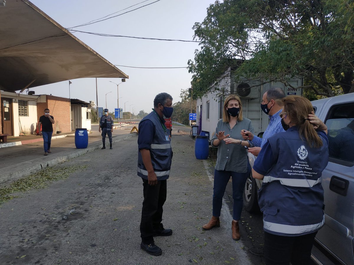 MGAPUruguay's tweet image. #AHORA la directora del @MGAPUruguay, @fmal37 junto al gerente de #SIBAF, Andrés Salvo visitan a funcionarios del Ministerio que se encuentran en el paso de frontera Bella Unión - Barra do Quaraí.
