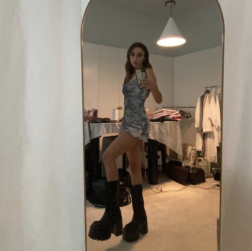 emmamoodboards's tweet image. elite emma chamberlain mirror pics