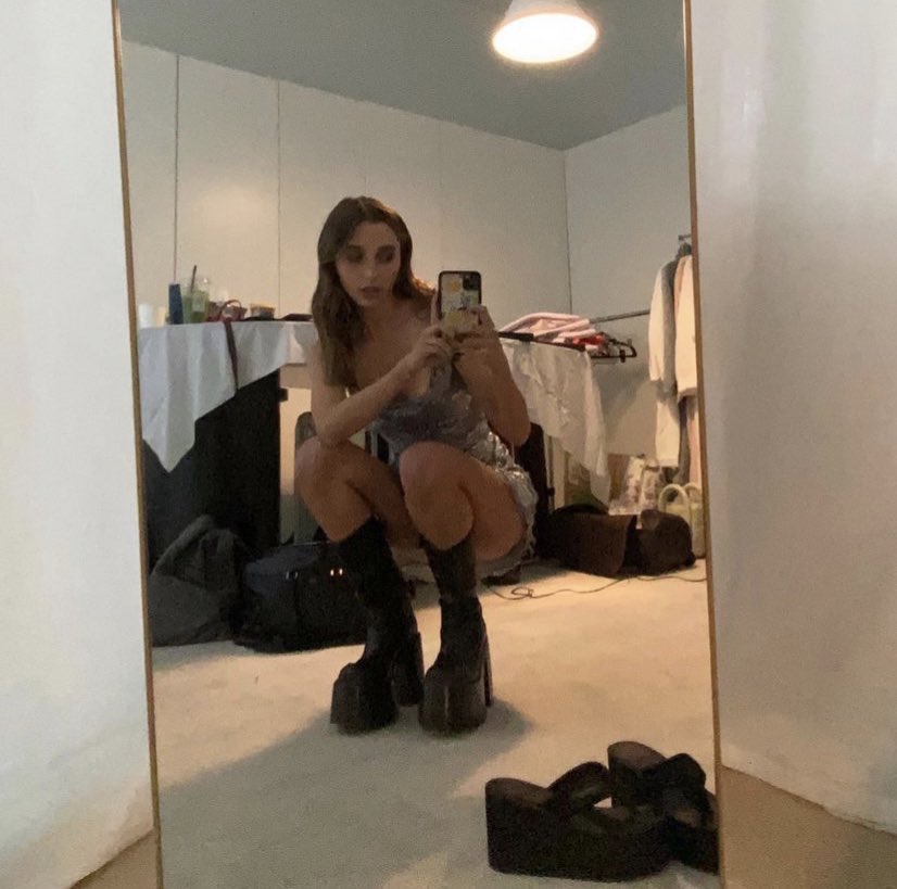 emmamoodboards's tweet image. elite emma chamberlain mirror pics