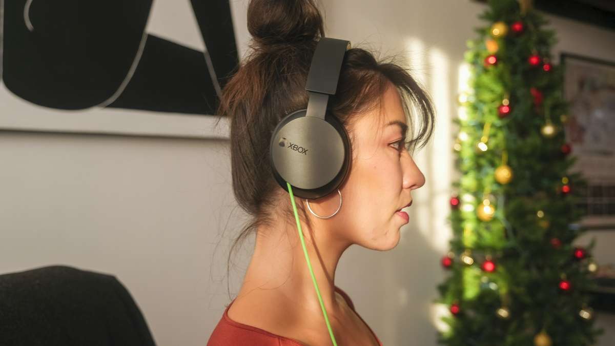 IGN's tweet photo. Microsoft has announced a new $60 Xbox Stereo Headset designed for Xbox Series X|S, Xbox One, PCs, and mobile devices. https://t.co/HA6VZ4U3ed https://t.co/r2K9dBSvs4