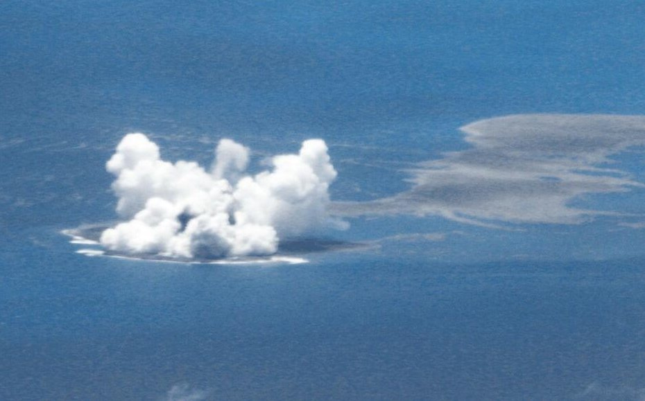 AlertaMundial19's tweet photo. Una isla de un kilómetro de diámetro aparece en el lugar de erupción de un volcán en Japón..
• La erupción del volcán submarino Fukutoku terminó originando una pequeña isla en forma de herradura esta semana.
19/08/2021 https://t.co/xkpRYI0N3w