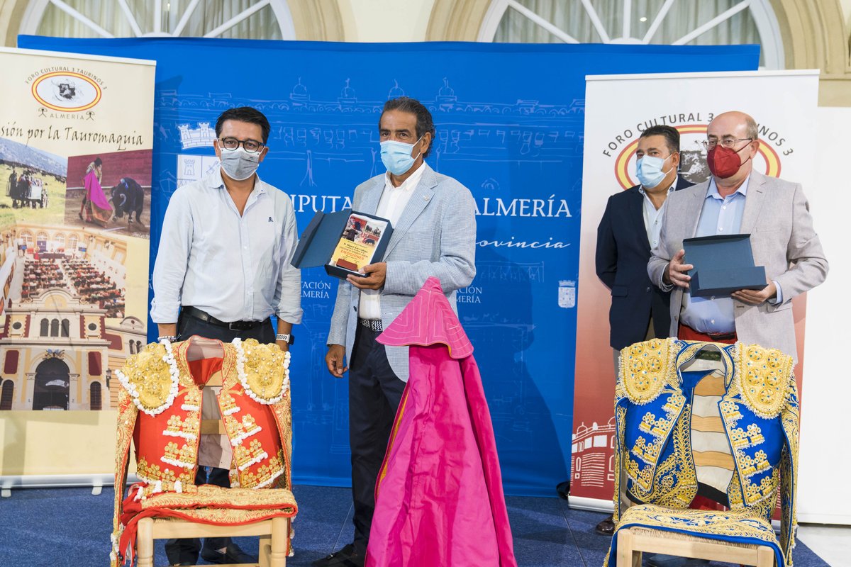 dipalme_almeria's tweet photo. 📷En el Día Mundial de la Fotografía se inaugura una exposición de fotografía taurina en el Patio de Luces de Diputación que se puede vere hasta el 28 de agosto.
✅ Organizada por el Foro Cultural 3 Taurinos 3 y realizada por José Luis Molina y Miguel Asís. https://t.co/nniIxB5xCz