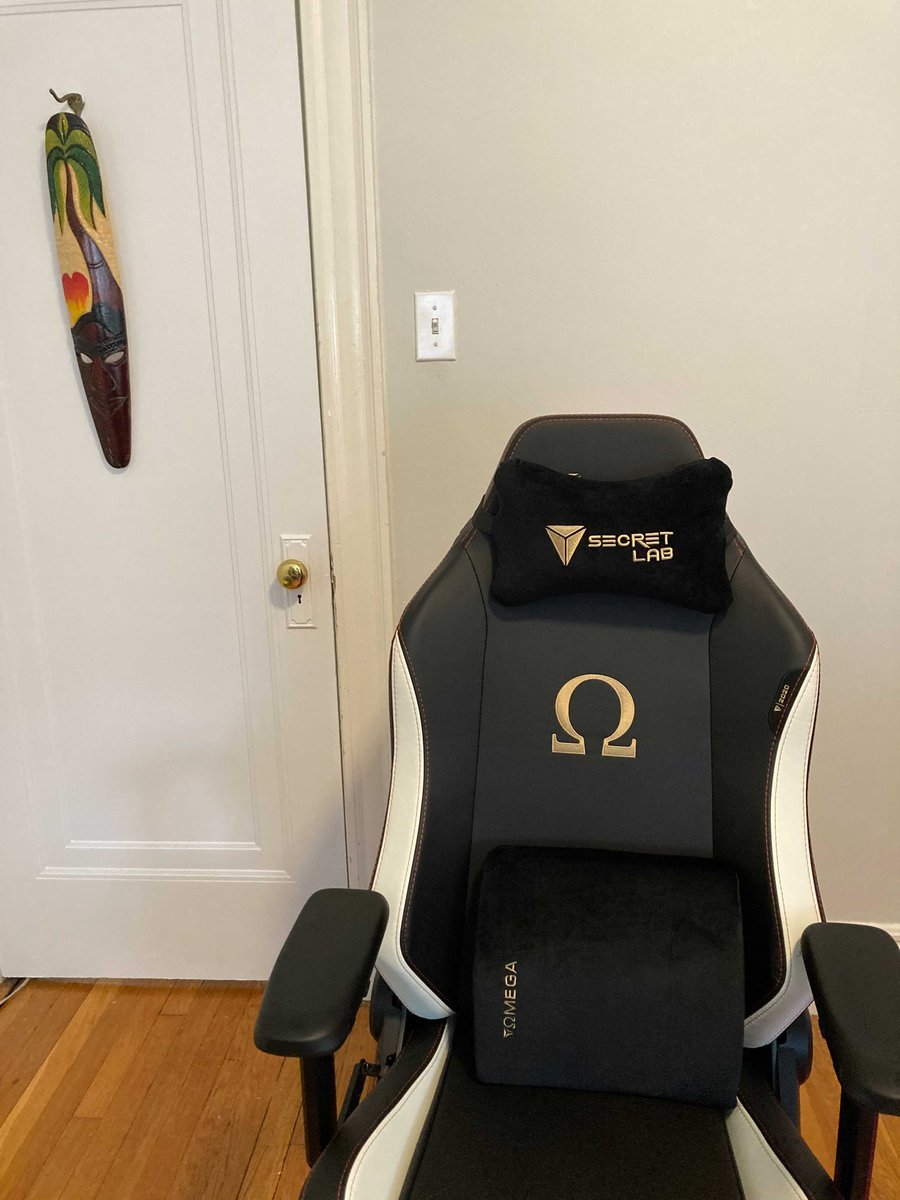 Jobabes121's tweet photo. first big chair purchase, defs worth it! #Secretlab https://t.co/cBvMGYdKQ3