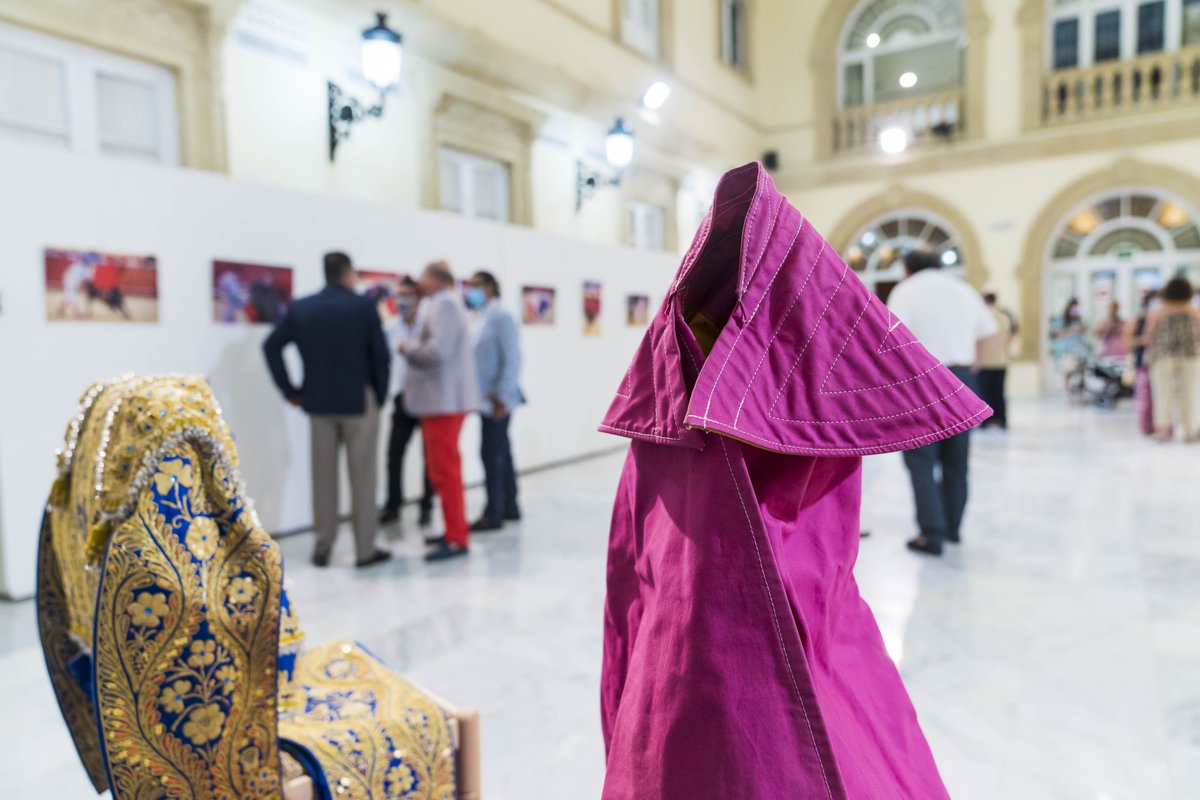 dipalme_almeria's tweet photo. 📷En el Día Mundial de la Fotografía se inaugura una exposición de fotografía taurina en el Patio de Luces de Diputación que se puede vere hasta el 28 de agosto.
✅ Organizada por el Foro Cultural 3 Taurinos 3 y realizada por José Luis Molina y Miguel Asís. https://t.co/nniIxB5xCz