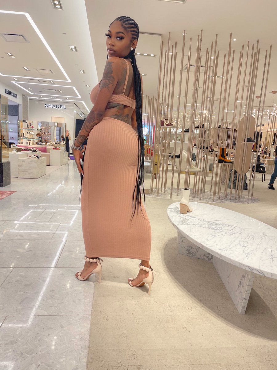 AsianDaBrattt's tweet photo. Get dressed to go drop a bag 💪🏽 https://t.co/jxM6VdHrXp