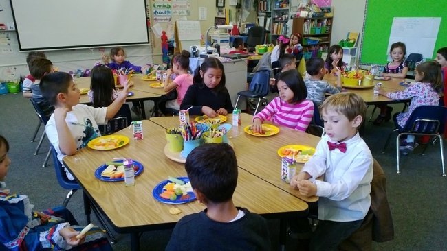 Logros_FA2021's tweet photo. Las escuelas volvieron a alimentar a los niños con alimentos aceptados por la escuela de nutriiconistas, ya no se les daba alfajores y refrescos como si fueran cerdos. https://t.co/hM4yjDqyb3