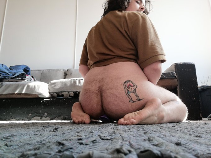 If this gets 20 retweets I will show you the better picture of my holes spread... RT if you want to be