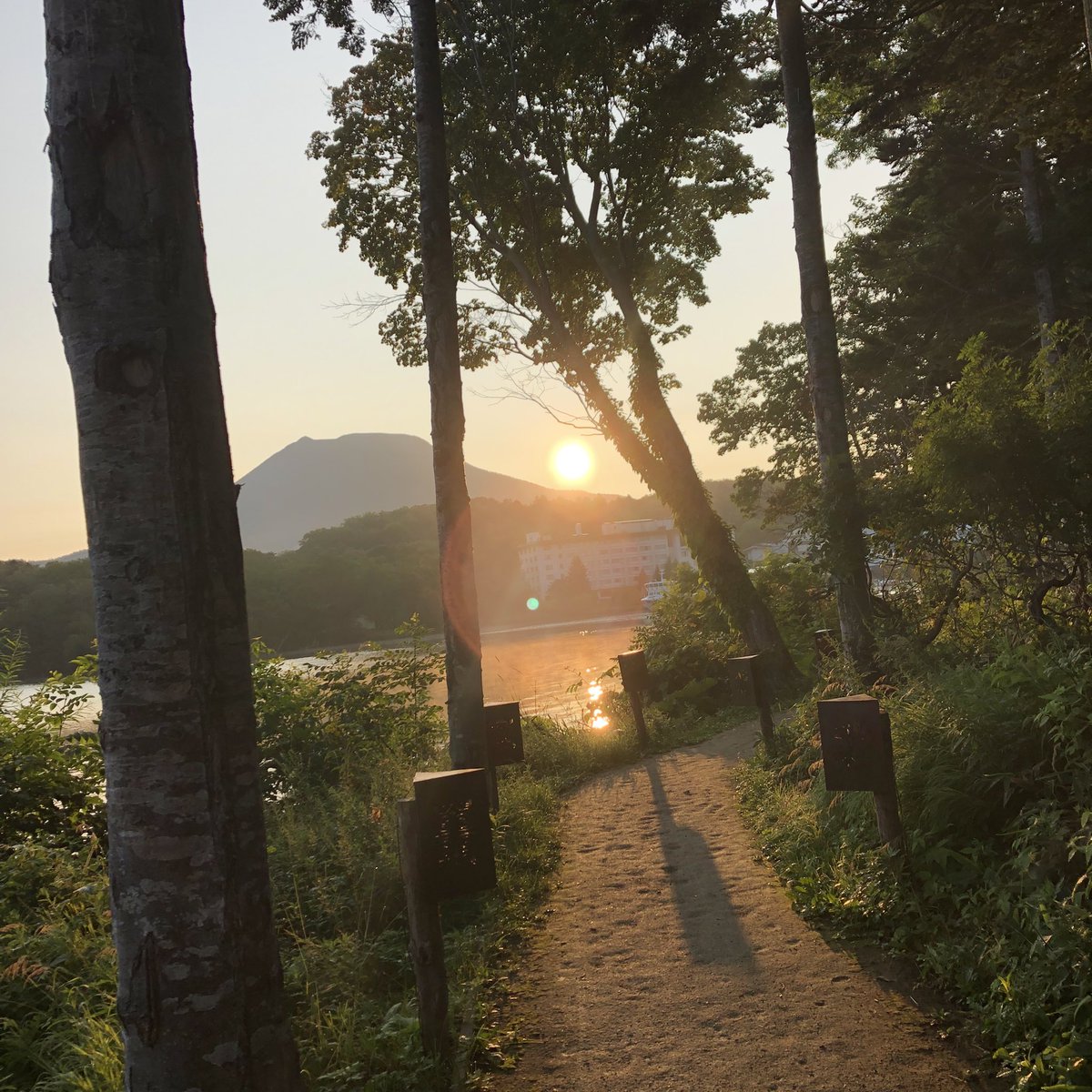 tacchyal's tweet photo. この道はいつか
#雄阿寒岳
#阿寒湖
#sungaizing
#sunrise
#アサソラ #朝空 #イマソラ #mysky おはよう https://t.co/4gyP0MiiVf