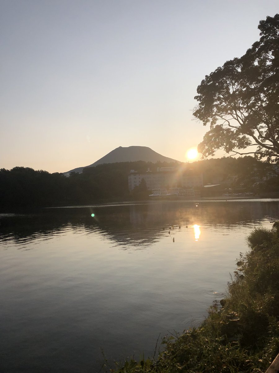 tacchyal's tweet photo. 場所をかえて
タンチョウツルは子育てシーズンなので
殆どウォッチできません
釧路市は、夕陽と霧とツルの街を銘打ってるの
昨日知った😜
阿寒湖も釧路市に所属で
つるウォッチは阿寒湖ちかくが多いみたい
海の夕陽はワシ難しい
#sungaizing
#sunrise
#アサソラ #朝空 #イマソラ #mysky おはよう https://t.co/GlM8oOOEGD