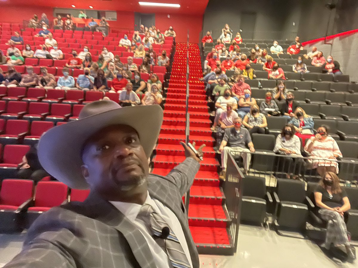 unfoldthesoul's tweet photo. Delivered two hours of #RuthlessEquity at St. James R-1 district in MO! Finally got to work with THEEEE @lepper_kaaren of St. James MS! #StartWithTheCROWN https://t.co/hvfgMKAjnQ