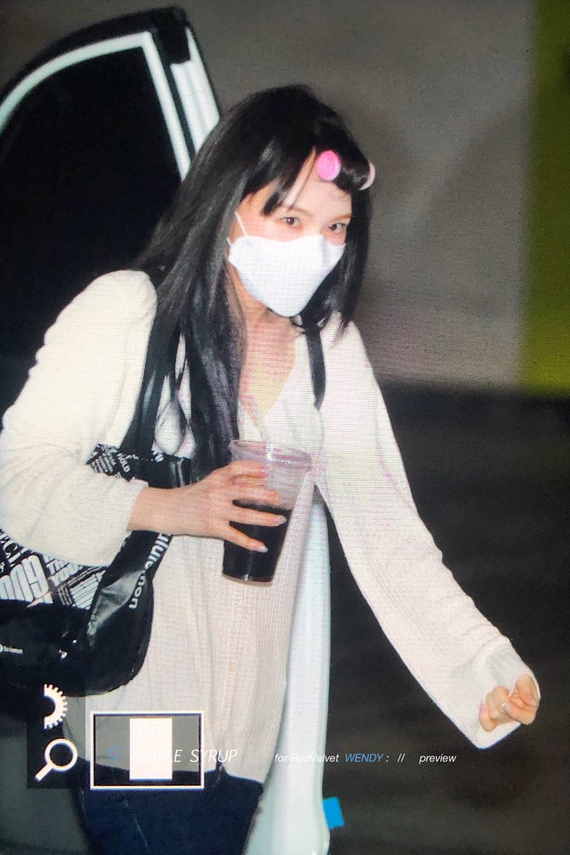 น่ารักแบบน่ารักแม้ก น้องวานทำมาจากอะไรทำไมน่ารักขนาดนี้ ละตื่นเช้าเบอนี้เพื่อมาอัดรายการเพลงเสร็จแล้วก็ต้องไปอัดวิทยุกับเพื่อนในวงต่ออีก น้องวานเก่งอะ