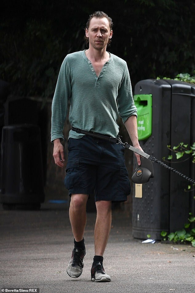 HiddlestonFR's tweet photo. Nouvelles photos de Tom Hiddleston à Londres. (19/08/2021) /2 - Via DailyMail https://t.co/f2ODDYBF37