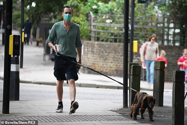 HiddlestonFR's tweet photo. Nouvelles photos de Tom Hiddleston à Londres. (19/08/2021) - Via DailyMail https://t.co/ChlloTvQV9