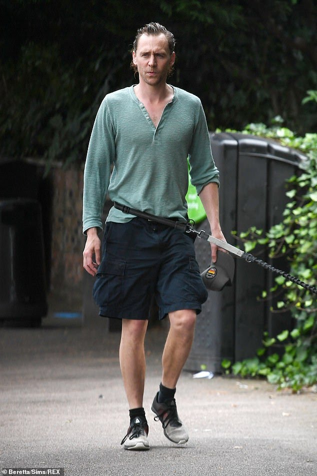 HiddlestonFR's tweet photo. Nouvelles photos de Tom Hiddleston à Londres. (19/08/2021) /2 - Via DailyMail https://t.co/f2ODDYBF37