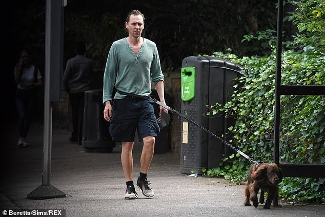 HiddlestonFR's tweet photo. Nouvelles photos de Tom Hiddleston à Londres. (19/08/2021) /2 - Via DailyMail https://t.co/f2ODDYBF37