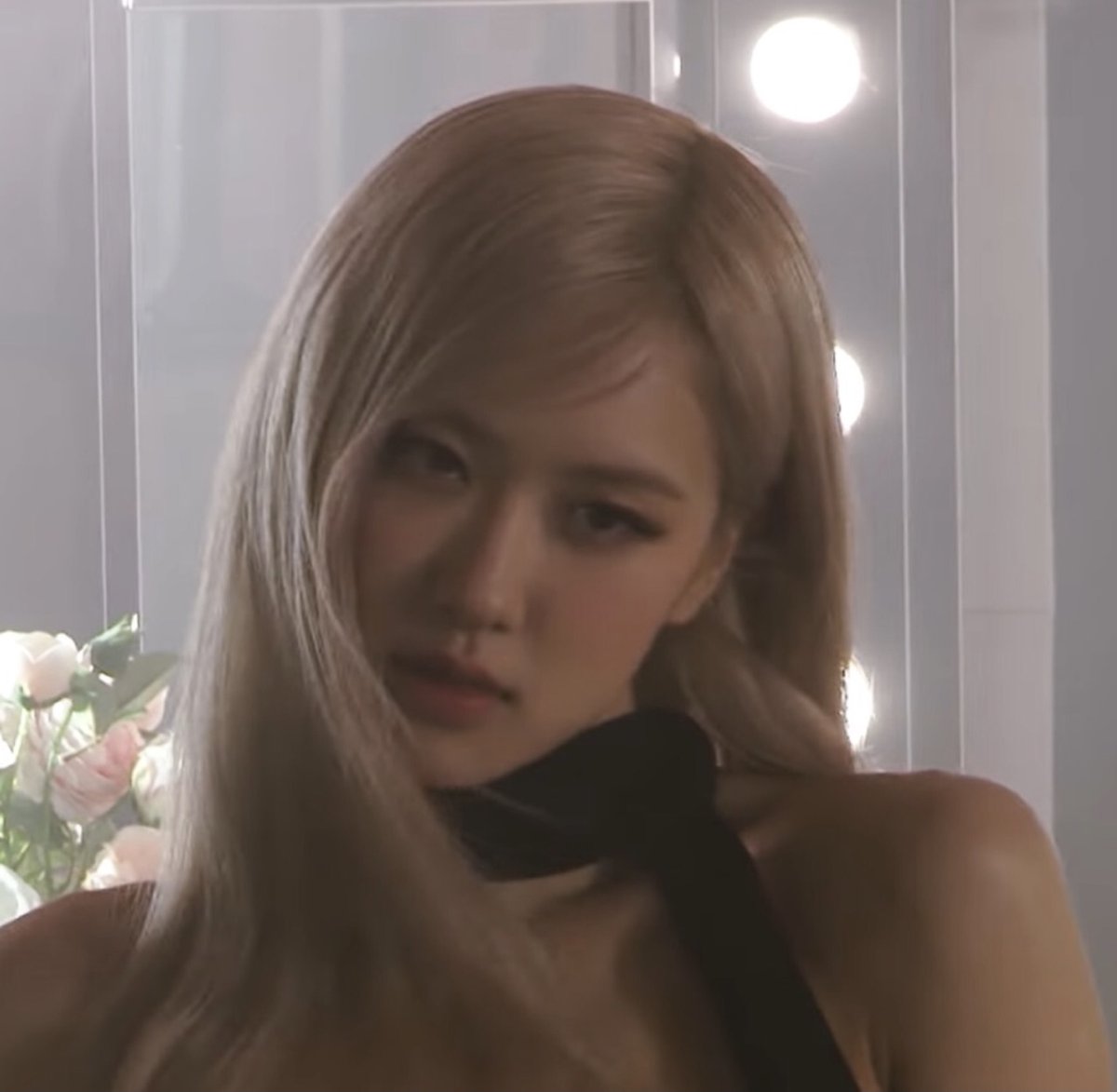 hourly rosé tweet media