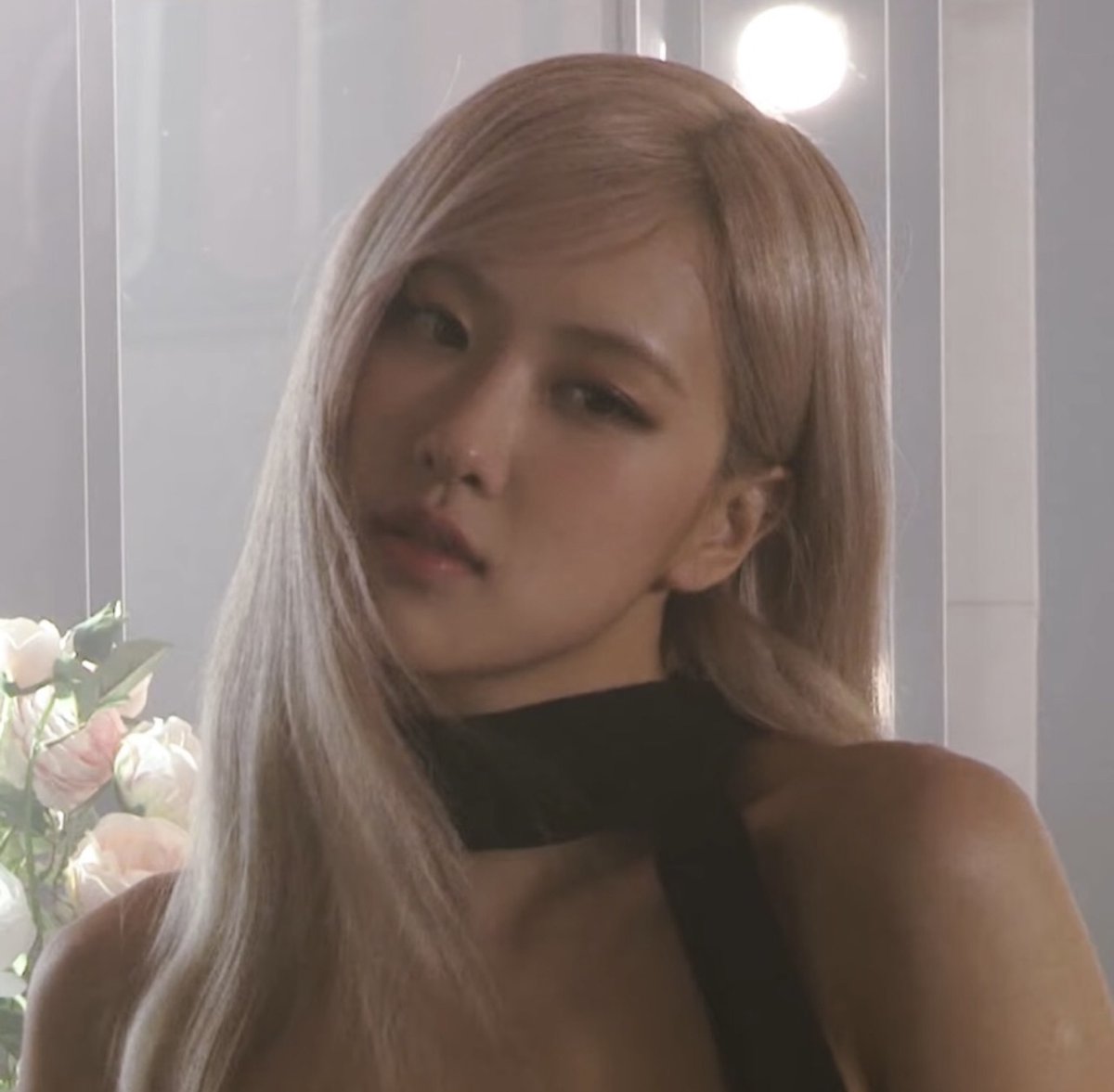 hourly rosé tweet media