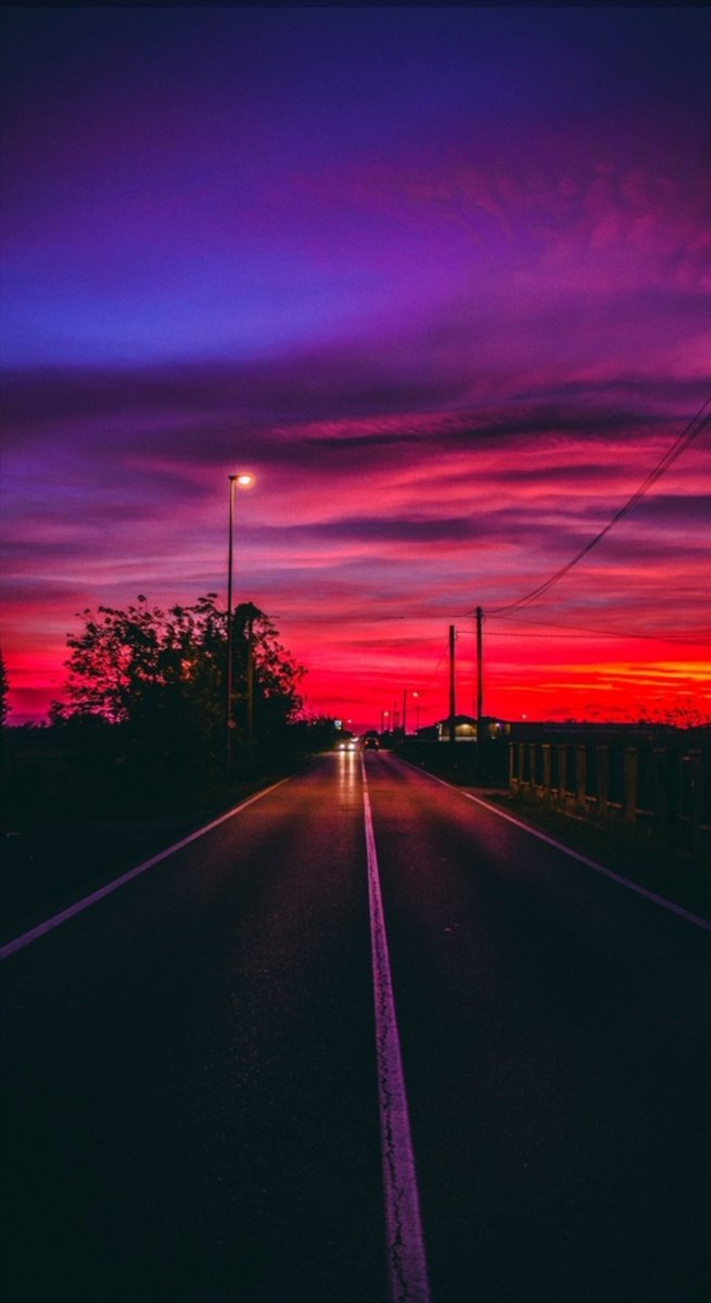 Sıkılmıştı aynı şeylerden, belki, bir umut değişecek diyordu içinden.