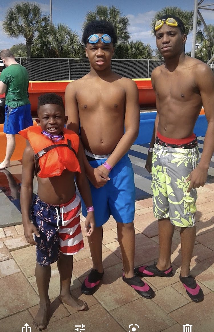_Elle_Dott's tweet photo. Happy 18th birthdayyyy to my 3rd son #Ej I love u to life can’t wait to see u walk across that stage in May my boy #WeDidDat @JustMoonie 💙🥳🥳 https://t.co/FtDjMIYGKS
